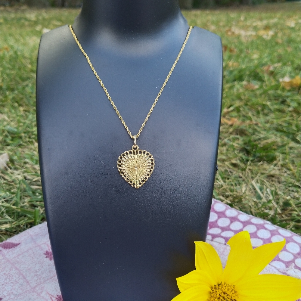 Solid Yellow Gold Heart Flower Pendant &Link Chain Necklace